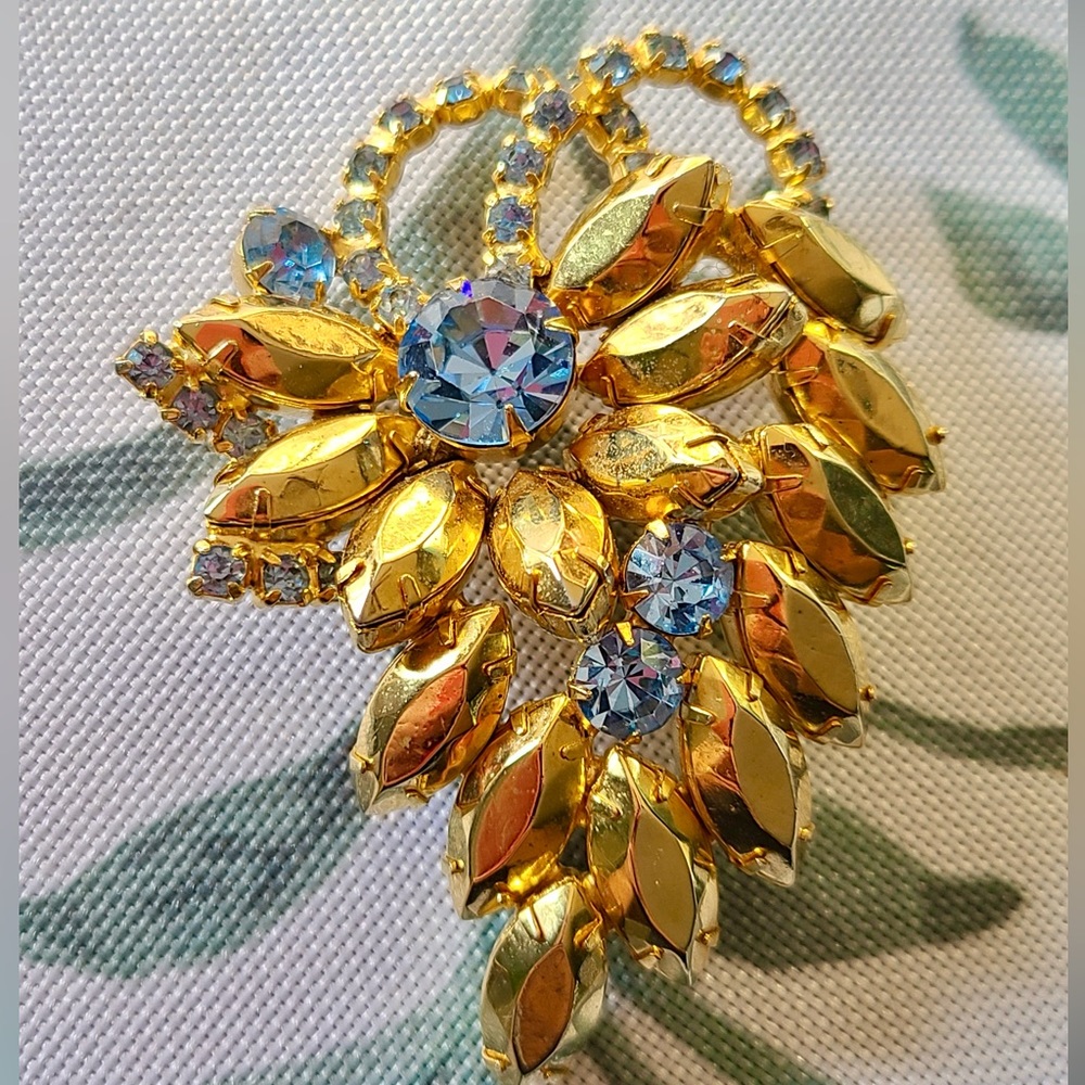 Beautiful Brooch Unique Style And Statement Piece. - image 1